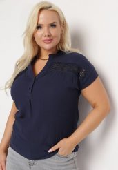 Granatowa Bawełniana Bluzka z Guzikami i Ozdobną Siateczką Doriale. Niebieskie bluzki damskie Born2be, l, bez wzorów, z bawełny, klasyczne, bez kołnierzyka, bez ramiączek. Za 79.99 zł.