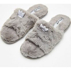Puszyste kapcie - Szary. Szare kapcie damskie Cropp. Za 39.99 zł.