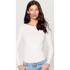 Koszulka basic - Biały. Bluzki damskie Mohito. Za 29.99 zł.