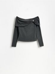 Bluzka z broszką - ciemnoszary. Szare bluzki damskie Reserved, l, bez wzorów, z dzianiny, bez kołnierzyka, bez ramiączek. Za 89.99 zł.