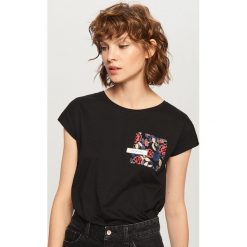 T-shirt z ozdobną kieszonką - Czarny. Czarne t-shirty damskie Reserved. Za 29.99 zł.