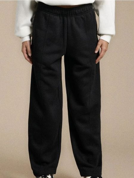 Spodnie dresowe barrel - czarny. Czarne spodnie dresowe damskie Sinsay, l, bez wzorów, z dresówki. Za 39.99 zł.