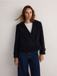 Krótka dwurzędowa kurtka - granatowy. Niebieskie kurtki damskie Reserved, l, bez wzorów, z bawełny, bez kaptura. W wyprzedaży za 89.99 zł.