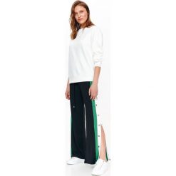 BLUZA NIEROZPINANA DAMSKA, NIEROZPINANA, GŁADKA. Białe bluzy damskie TOP SECRET, na lato, bez wzorów, z dzianiny, bez kaptura. W wyprzedaży za 49.99 zł.