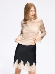 Bluzka z ozdobną koronką - beżowy. Brązowe bluzki damskie Reserved, l, bez wzorów, z koronki, bez kołnierzyka, bez ramiączek. Za 149.99 zł.