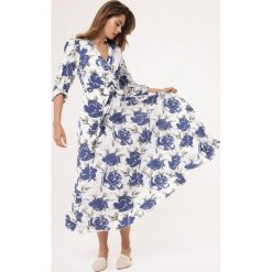 Biało-Niebieska Sukienka Joyous. Białe sukienki damskie Born2be, l, bez wzorów, bez kołnierzyka, bez ramiączek, maxi, kopertowe. Za 89.99 zł.