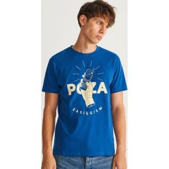 T-shirt z nadrukiem - Granatowy. Niebieskie t-shirty męskie Reserved, z nadrukiem. Za 39.99 zł.