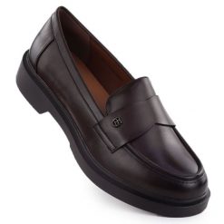 Półbuty damskie mokasyny lordsy brązowe Potocki JE19332. Brązowe mokasyny damskie POTOCKI, bez wzorów, ze skóry ekologicznej, bez obcasa, bez zapięcia. Za 92.00 zł.