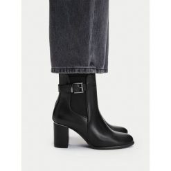 Botki JENNY. Czarne botki damskie Jenny, bez obcasa, na słupku, bez zapięcia. Za 179.99 zł.