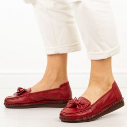 Czerwone skórzane półbuty damskie Cambell 15312. Czerwone półbuty damskie Cambell, na jesień, bez wzorów, z jeansu, eleganckie, z okrągłym noskiem, bez obcasa, na płaskiej podeszwie, bez zapięcia. Za 219.00 zł.