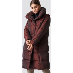 NA-KD Trend Kurtka watowana z szerokim kołnierzem - Burgundy. Fioletowe kurtki damskie NA-KD Trend, z materiału. Za 323.95 zł.