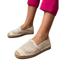 Beżowe espadryle ażurowe na platformie beżowy. Brązowe espadryle damskie w ażurowe wzory, z materiału, z okrągłym noskiem, bez obcasa, na platformie, bez zapięcia. Za 81.09 zł.