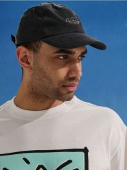 Czapka z daszkiem z haftowanym napisem Garage Club - czarny. Czarne czapki i kapelusze męskie Sinsay, bez wzorów. Za 19.99 zł.