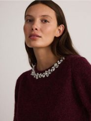 Sweter z biżuteryjną aplikacją - bordowy. Czerwone swetry damskie Reserved, l, z aplikacjami, z dzianiny, bez kołnierzyka, bez ramiączek, bez kaptura. W wyprzedaży za 119.99 zł.