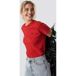 NA-KD Trend T-shirt basic Sinner - Red. Czerwone t-shirty damskie NA-KD Trend, z nadrukiem, z jersey, z okrągłym kołnierzem. Za 72.95 zł.