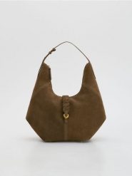 Zamszowa torebka hobo - brązowy. Brązowe torebki do ręki damskie Reserved, bez wzorów, z zamszu, zamszowe, bez dodatków. Za 359.99 zł.