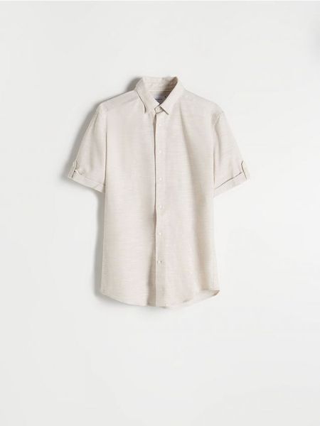 Koszula regular fit - beżowy. Brązowe koszule męskie Reserved, l, bez wzorów, z bawełny, bez kołnierzyka, bez ramiączek. W wyprzedaży za 45.99 zł.