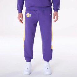 Spodnie dresowe New LA Lakers NBA Panel fioletowe. Fioletowe spodnie sportowe męskie New Era, bez wzorów, z dresówki. Za 274.95 zł.