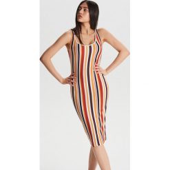 Dopasowana sukienka midi w paski - Pomarańczowy. Sukienki damskie marki Cropp. Za 69.99 zł.