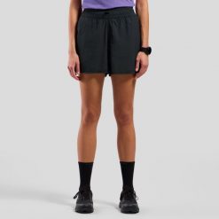Spodenki damskie Odlo ESSENTIAL 365 4 INCH Short. Czarne spodnie sportowe damskie Odlo, bez wzorów, do biegania. Za 299.99 zł.
