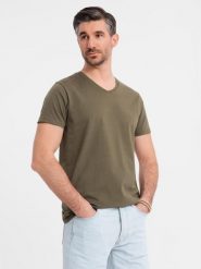 Męska klasyczna bawełniana koszulka z dekoltem w serek BASIC – ciemnooliwkowa V6 - Rozmiar: M. Zielone t-shirty męskie Ombre Clothing, m, bez wzorów, z bawełny, klasyczne, bez kołnierzyka. W wyprzedaży za 29.99 zł.