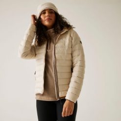 Marizion Damska kurtka turystyczna z przegrodami z kapturem. Białe kurtki damskie Regatta, na zimę, bez wzorów, z puchu, z kapturem, trekkingowe. Za 199.99 zł.