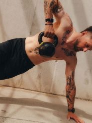 4F Spodenki treningowe szybkoschnące męskie - czarne S. Czarne krótkie spodenki sportowe męskie 4f, l, bez wzorów, na fitness i siłownię. Za 149.99 zł.