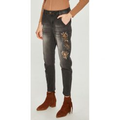 Desigual - Jeansy Alysa. Jeansy damskie marki Desigual. W wyprzedaży za 269.90 zł.