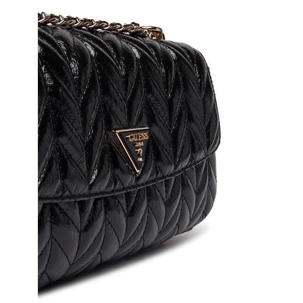 Torebka Guess. Czarne listonoszki damskie Guess, z aplikacjami, bez dodatków. Za 329.99 zł.