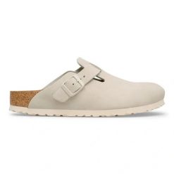 BIRKENSTOCK Boston LEVE Oyster Klapki damskie. Białe klapki damskie Birkenstock, bez wzorów, z weluru, klasyczne, bez obcasa. Za 529.99 zł.