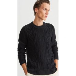 Sweter z ozdobnym splotem - Czarny. Czarne swetry damskie Reserved, l, bez wzorów, ze splotem, bez kołnierzyka, bez ramiączek, bez kaptura. Za 89.99 zł.
