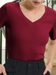 Koszulka z dekoltem V - bordowy. Czerwone t-shirty damskie Sinsay, l, bez wzorów, bez kołnierzyka. Za 12.99 zł.