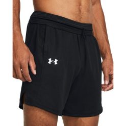 Spodenki koszykarskie męskie Under Armour Zone 7". Czarne krótkie spodenki sportowe męskie Under Armour, m, bez wzorów, z materiału, na fitness i siłownię. Za 142.49 zł.