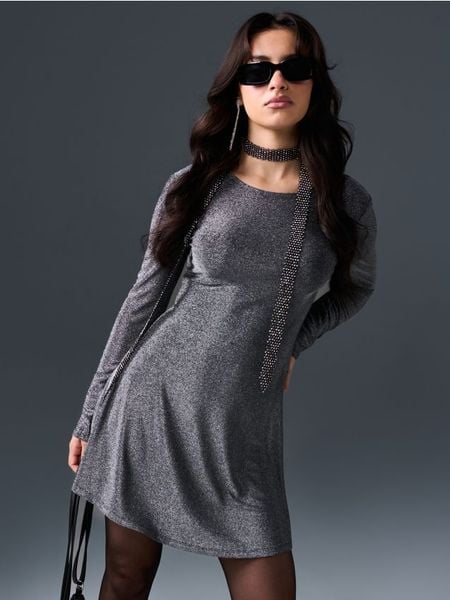 Elegancka sukienka mini - srebrny. Szare sukienki damskie Sinsay, l, bez wzorów, eleganckie, bez kołnierzyka, bez ramiączek, mini. W wyprzedaży za 14.99 zł.