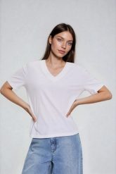 Bawełniana bluzka z dekoltem w serek biała. Białe bluzki damskie MOODO, m, bez wzorów, z bawełny, bez kołnierzyka, bez ramiączek. Za 39.99 zł.
