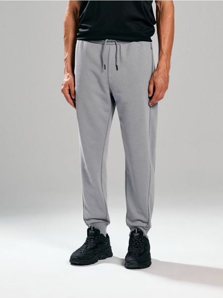 Spodnie regular fit - szary. Szare spodnie materiałowe męskie Sinsay, l, bez wzorów. Za 49.99 zł.