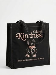 Bawełniana materiałowa torba shopper z motywem misia i napisem - czarny. Czarne torebki shopper damskie Sinsay, bez wzorów, z bawełny, bez dodatków. Za 15.99 zł.