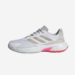 Buty tenisowe damskie ADIDAS Courtjam Control 3 na każdą nawierzchnię. Obuwie sportowe damskie Adidas, bez wzorów, z kauczuku, tenisowe. W wyprzedaży za 249.99 zł.