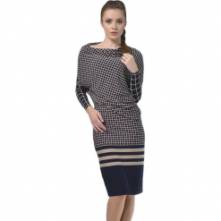 Sukienka w kolorze granatowo-beżowym ze wzorem. Brązowe sukienki damskie Lila Kass, w geometryczne wzory, z dekoltem w łódkę. W wyprzedaży za 259.95 zł.