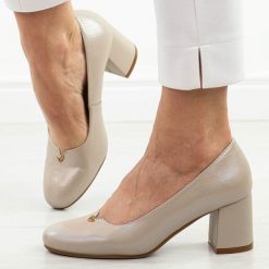 Beżowe czółenka damskie na obcasie Potocki 12569. Brązowe czółenka damskie POTOCKI, w ażurowe wzory, z jeansu, biznesowe, z okrągłym noskiem, bez obcasa, na obcasie, bez zapięcia. Za 179.00 zł.