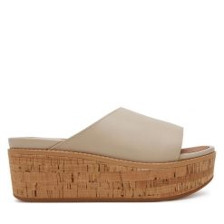 Klapki FitFlop. Brązowe klapki damskie FitFlop, bez wzorów, bez obcasa. Za 389.99 zł.