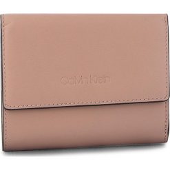 Mały Portfel Damski CALVIN KLEIN - Serene Small Trifold K60K604519 007. Brązowe portfele damskie Calvin Klein, ze skóry. Za 349.00 zł.