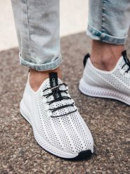 Buty męskie wsuwane sneakersy z siateczki - białe V7. Białe buty sportowe męskie Ombre Clothing, z gumy, bez zapięcia. W wyprzedaży za 116.99 zł.