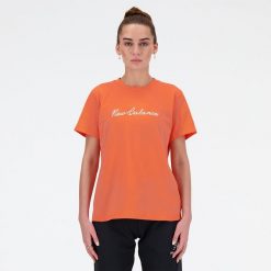 Koszulka damska New Balance WT41909GFR – pomarańczowa. Brązowe koszulki sportowe damskie New Balance, m, bez wzorów, z materiału, eleganckie, bez kołnierzyka. Za 49.99 zł.