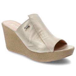 Złote Klapki Lamanti Skórzane Buty Damskie. Żółte klapki damskie LAMANTI, bez wzorów, ze skóry, bez obcasa, na koturnie, bez zapięcia. Za 299.00 zł.