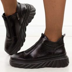 Czarne skórzane botki damskie Filippo Dbt7426/25. Czarne botki damskie Filippo, na jesień, z dzianiny, eleganckie, z okrągłym noskiem, bez obcasa, bez zapięcia. Za 299.00 zł.
