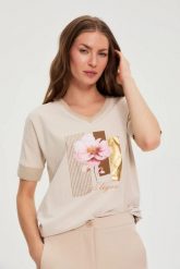 Bluzka z nadrukiem beżowa. Brązowe bluzki damskie MOODO, bez wzorów, z bawełny, bez kołnierzyka, bez ramiączek. Za 79.99 zł.