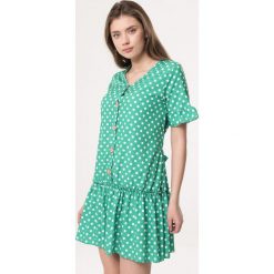 Zielona Sukienka One Month. Zielone sukienki damskie Born2be, m, z aplikacjami, bez kołnierzyka, bez ramiączek, mini. Za 64.99 zł.