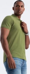 Ombre Męska koszulka polo jednokolorowa BASIC z dzianiny pique - oliwkowa V21 OM-POBS-0100 XL. Zielone koszulki polo męskie Ombre, m, bez wzorów, z dzianiny, bez ramiączek. Za 79.99 zł.