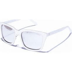 Męskie okulary przeciwsłoneczne w kolorze biało-srebrnym. Białe okulary przeciwsłoneczne męskie marki Guess. W wyprzedaży za 150.95 zł.